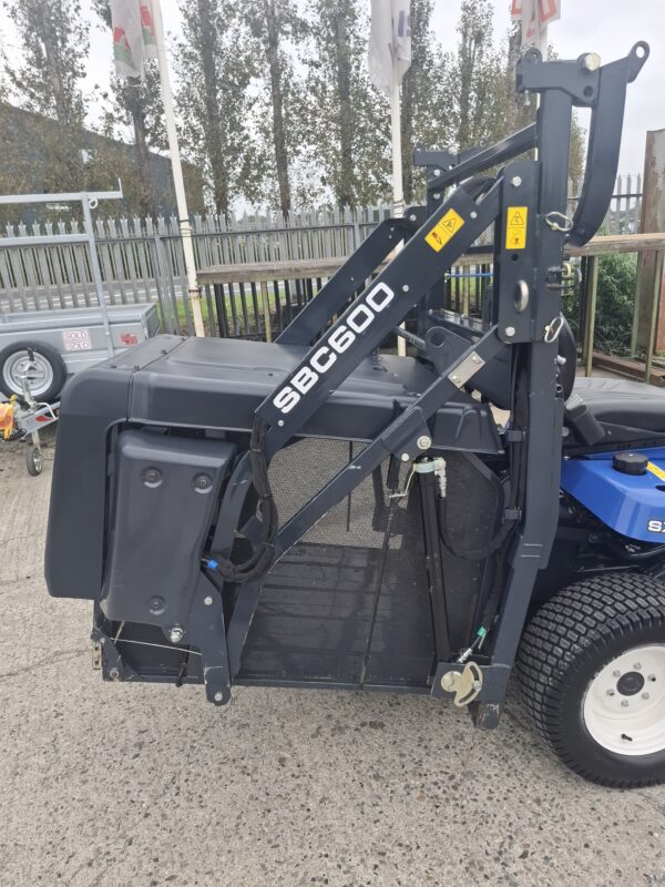 Iseki SXG 323 High Dump Mower - Image 11