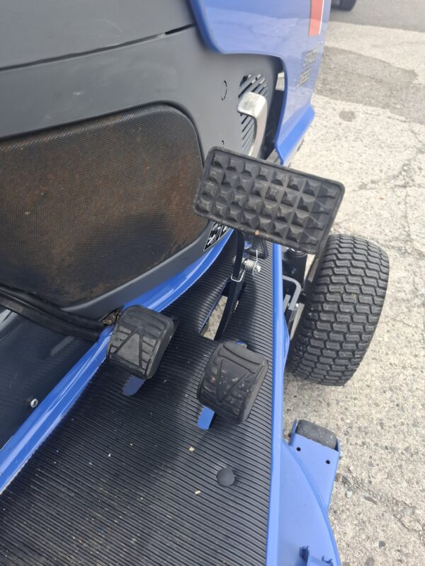 Iseki SXG 323 High Dump Mower - Image 12