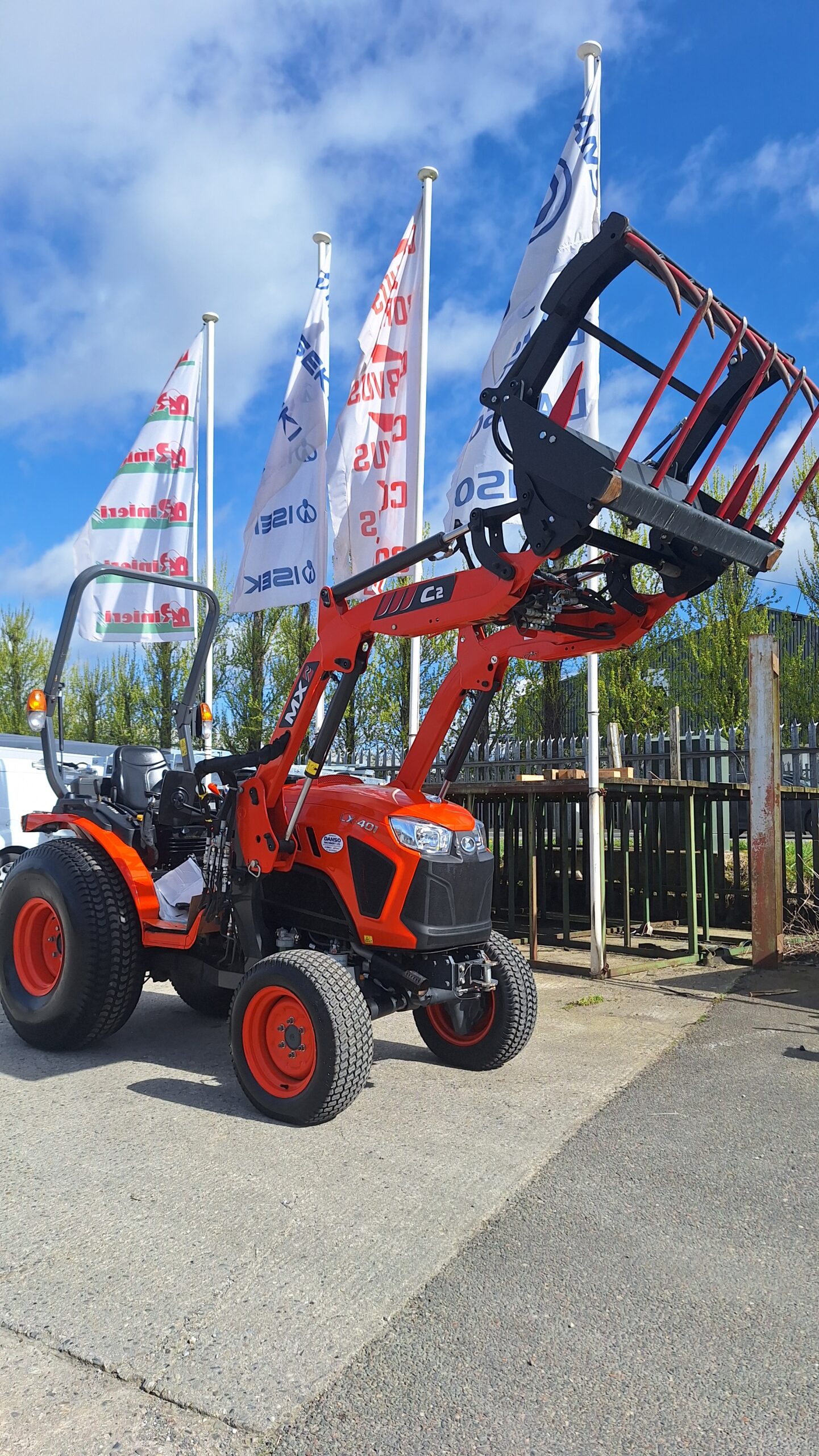 Kubota LX-401 compact tractor and loader