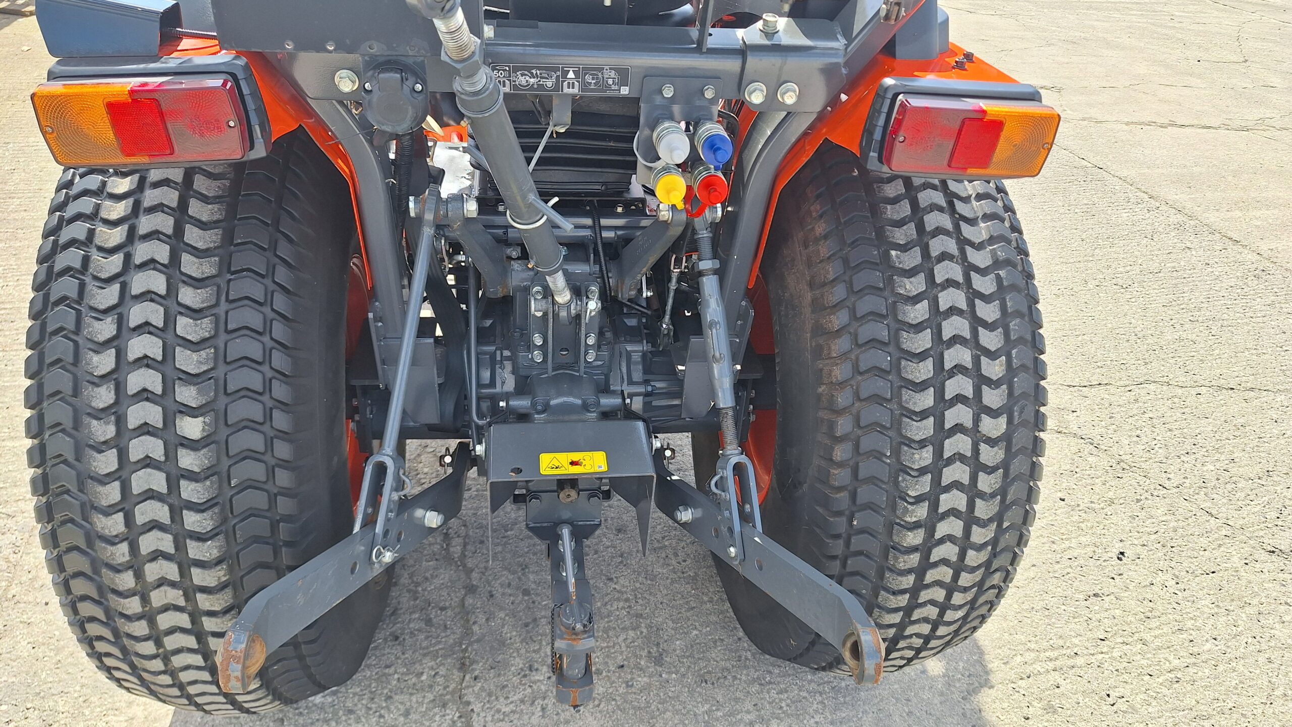 Kubota LX-401 compact tractor and loader - Image 2