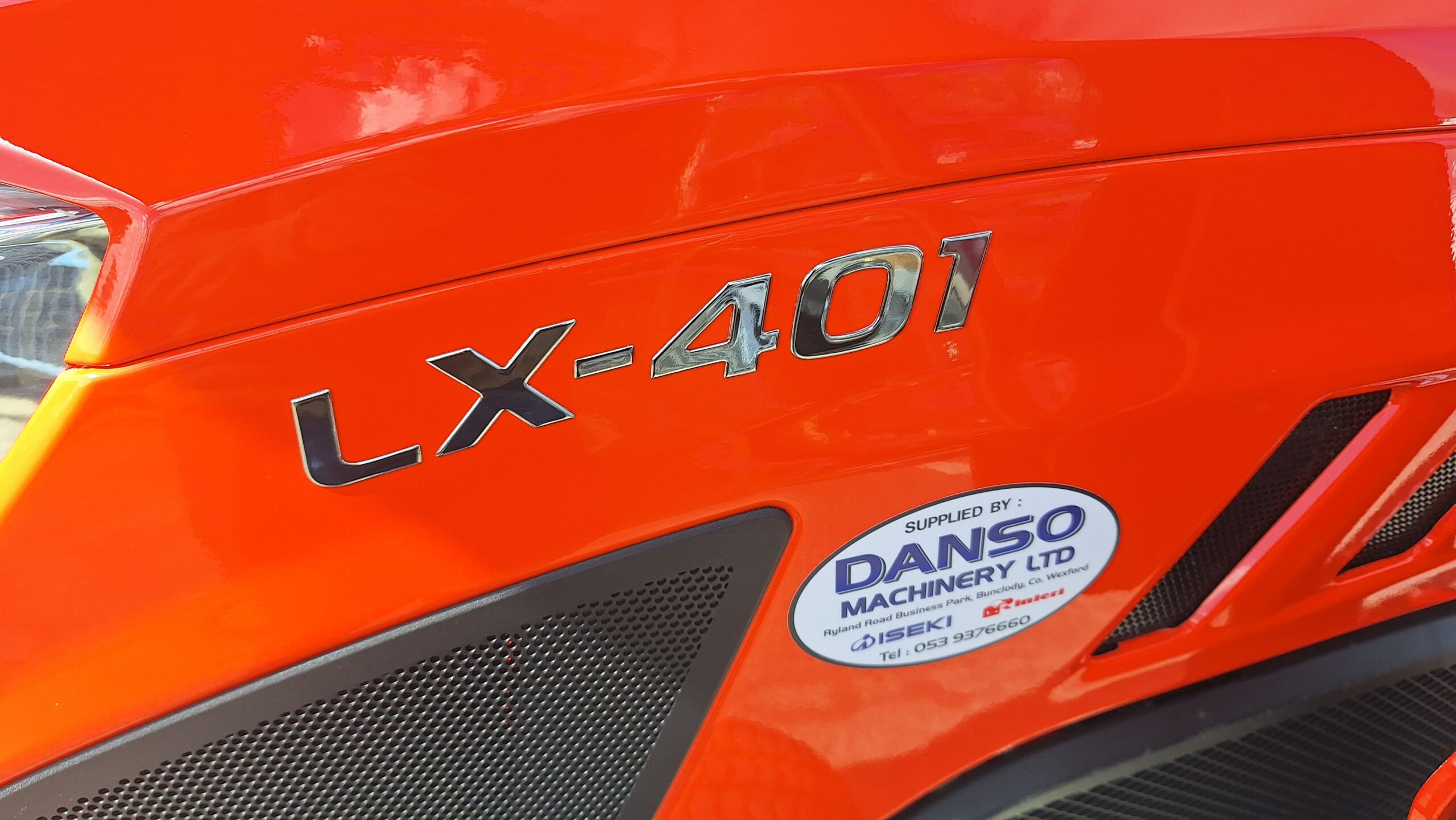 Kubota LX-401 compact tractor and loader - Image 3