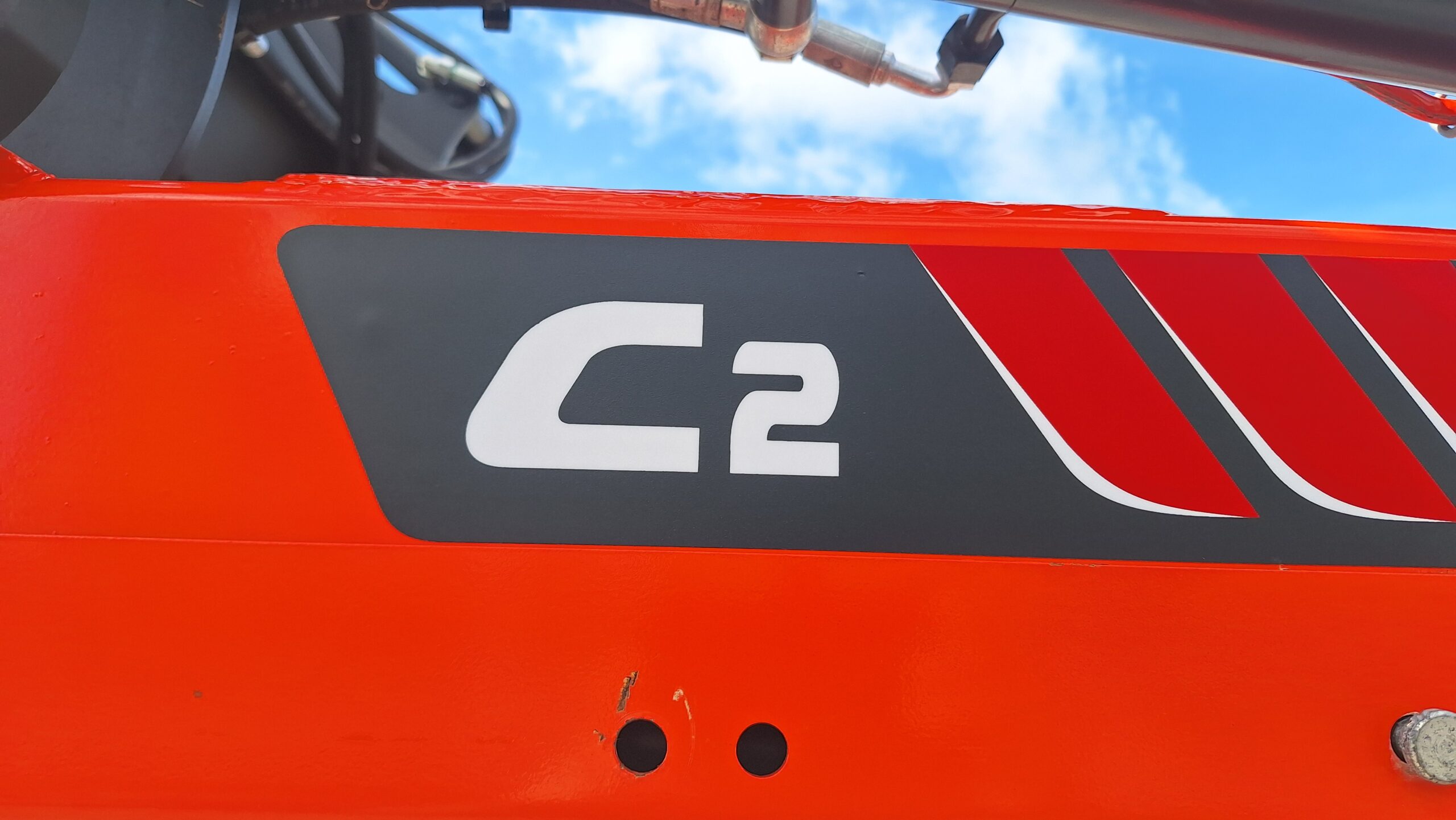 Kubota LX-401 compact tractor and loader - Image 4