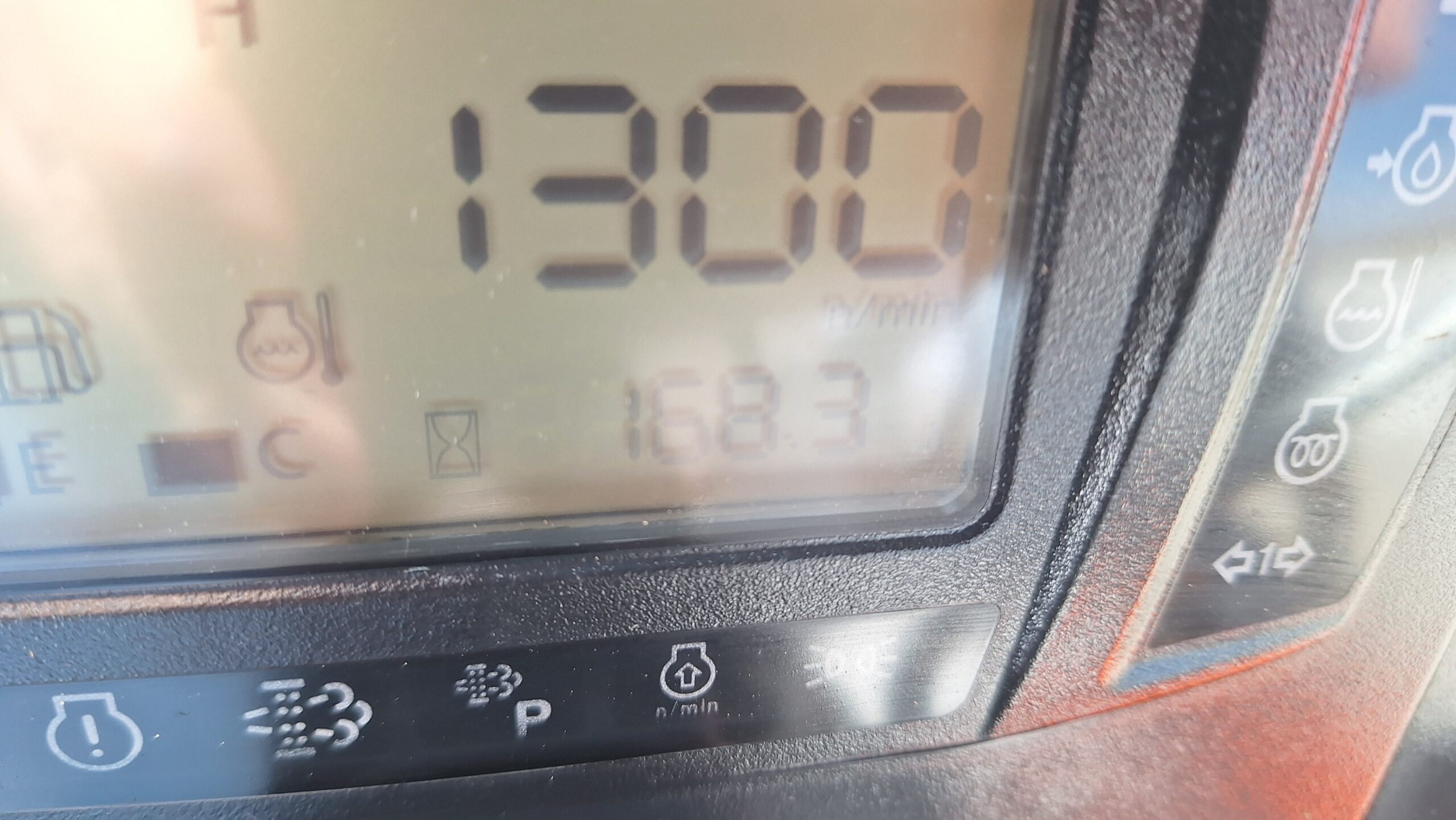 Kubota LX-401 compact tractor and loader - Image 6