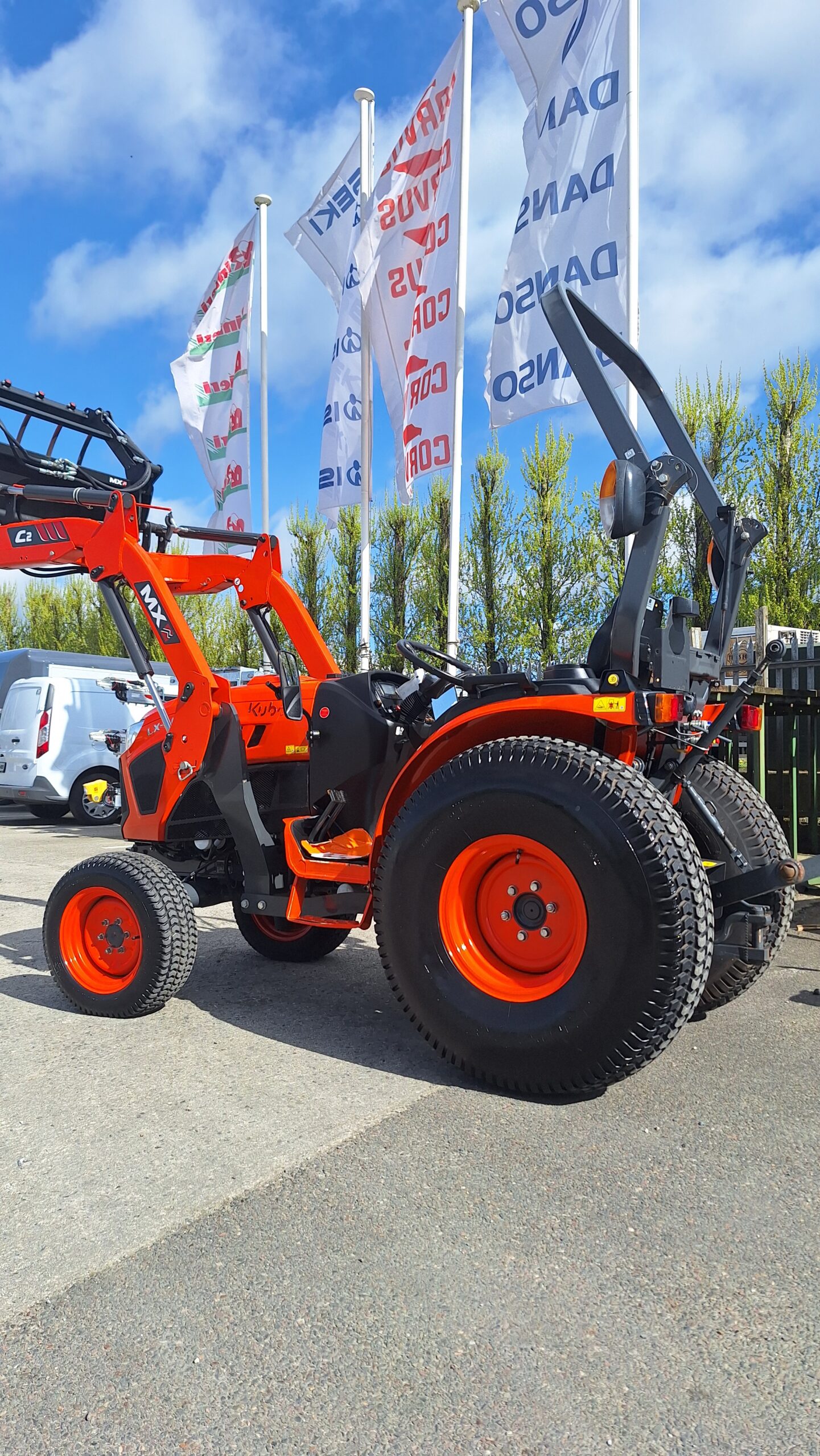 Kubota LX-401 compact tractor and loader - Image 7