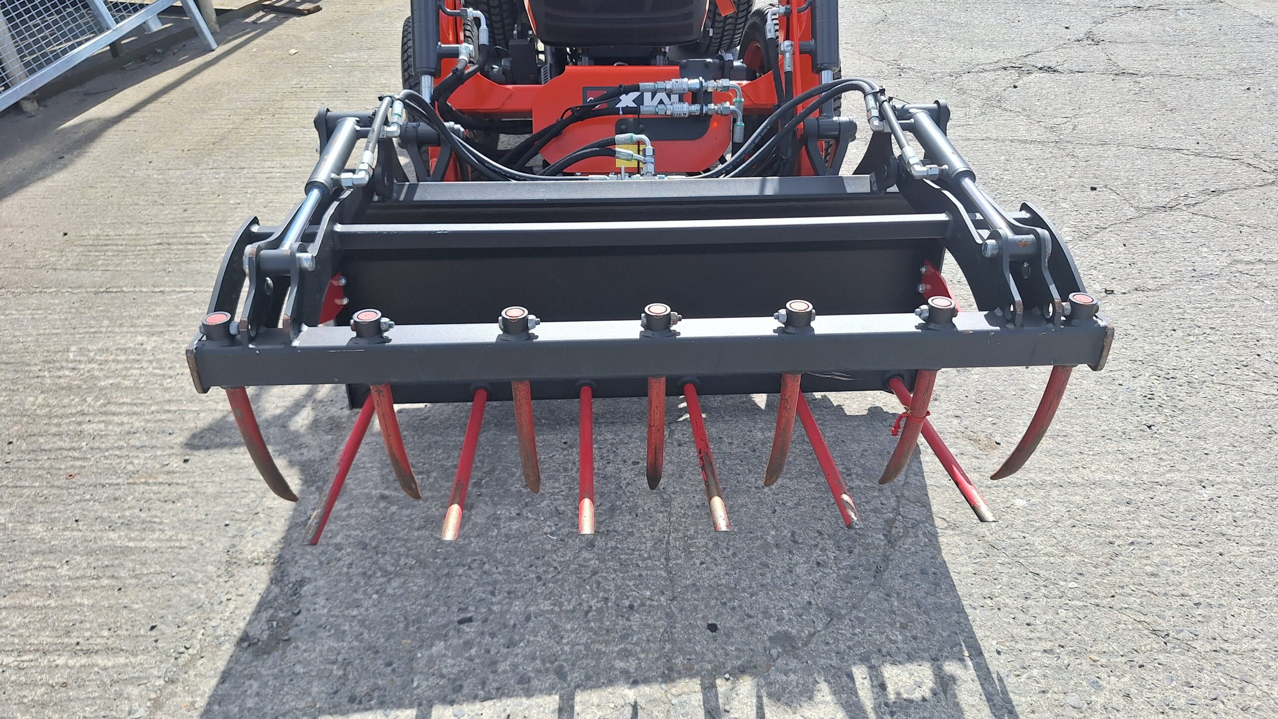 Kubota LX-401 compact tractor and loader - Image 9