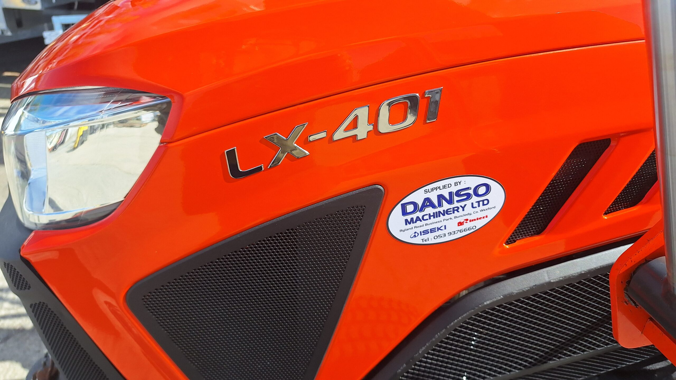 Kubota LX-401 compact tractor and loader - Image 10