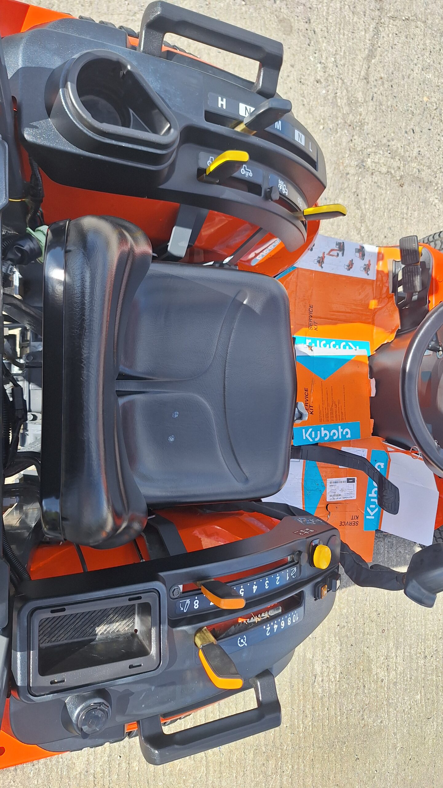 Kubota LX-401 compact tractor and loader - Image 11