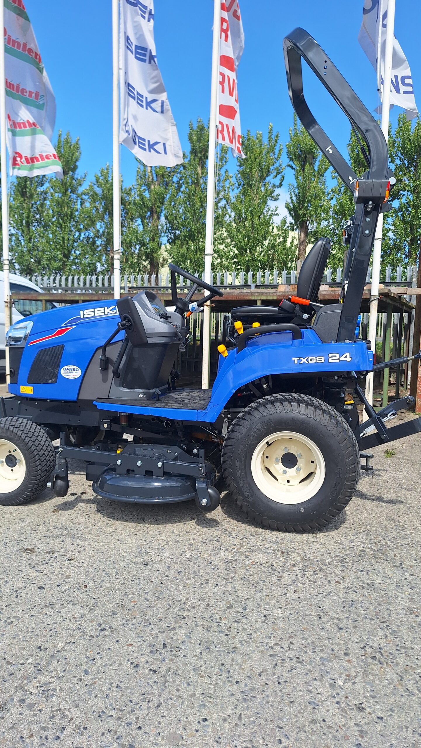 Demo Iseki TXGS24 compact tractor & deck - Image 3