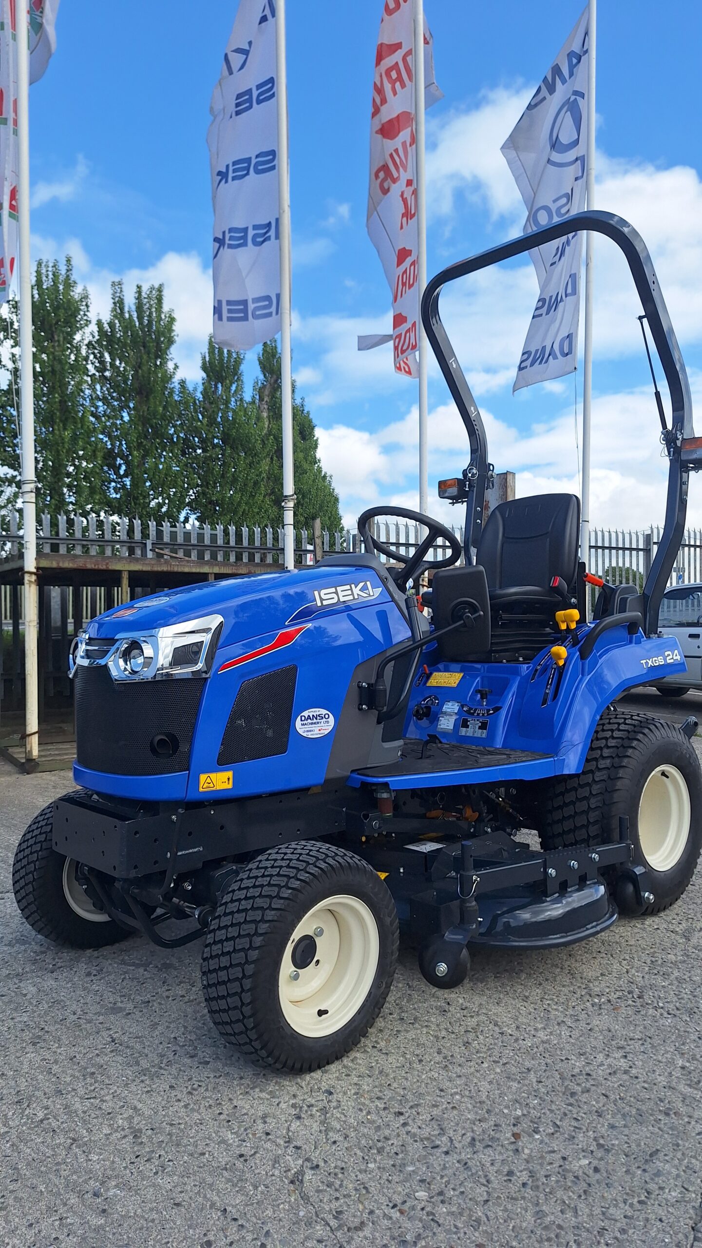 Demo Iseki TXGS24 compact tractor & deck - Image 5